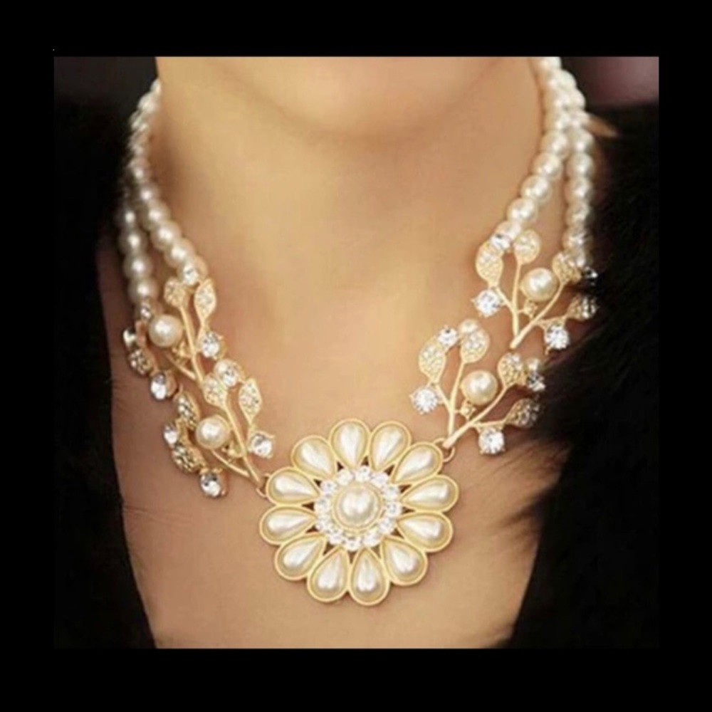 VINTAGE NECKLACE SIMULATED PEARL FLOWER PENDANT CHOKER